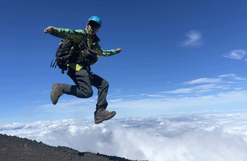 富士山頂、空中闊歩ってか。